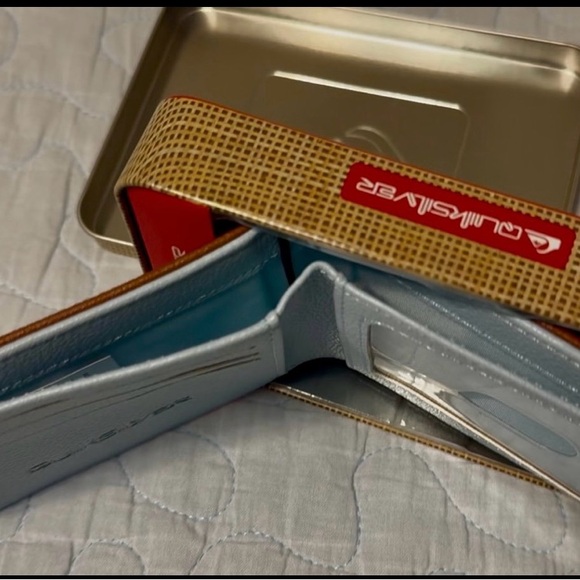 Men’s Quicksilver bi-fold wallet w/metal storage tin, brown/blue, NWT. - Picture 9 of 10